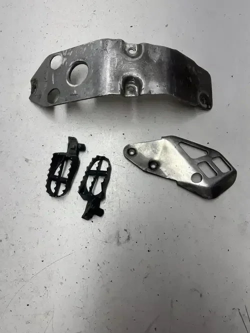 1998 98 YAMAHA WR400F Wr 400 f OEM LOT Skid Plate Foot Pegs Cover Brake Guard